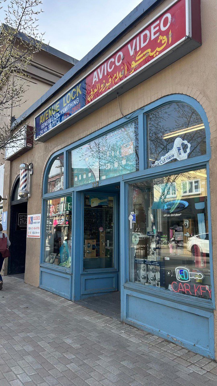 Professional locksmith tools and key cutting machine